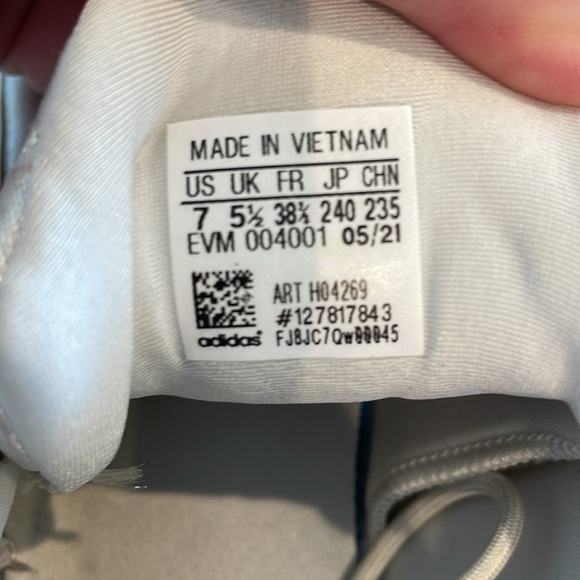 Adidas size 7  white and cream suede. Ozelia - Picture 4 of 6